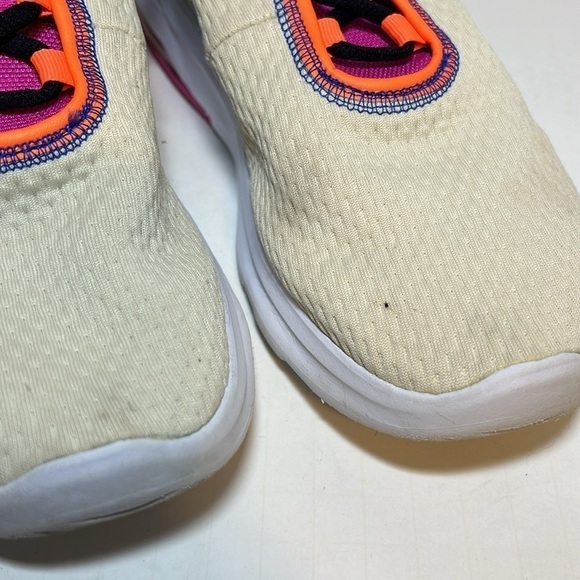 Nike Air Max Motion 2 ES1 CD5440-200 Low Running Shoes Sneakers Womens US Size 8 - Picture 2 of 7